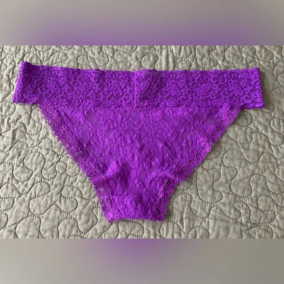 Bright purple lace panty - Picture 2 of 2